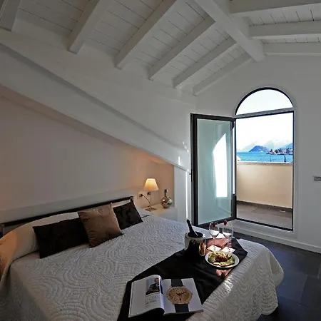 Sleeps 18 Air Con